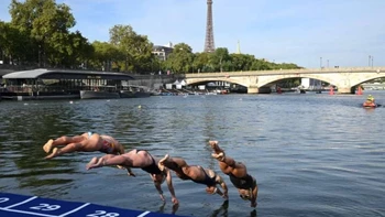 El entrenamiento de triatlón en el Sena, de nuevo cancelado por contaminación El entrenamiento de triatlón en el Sena, de nuevo cancelado por contaminación