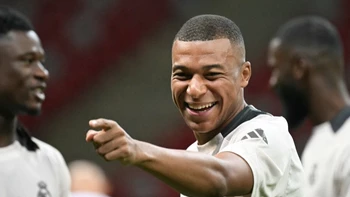 El Bernabéu se viste de gala para el esperado debut de Mbappé El Bernabéu se viste de gala para el esperado debut de Mbappé