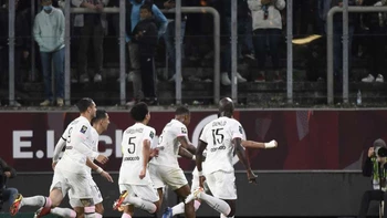 El PSG, que no contó con Messi, sufrió para derrotar al Metz (2-1) El PSG, que no contó con Messi, sufrió para derrotar al Metz (2-1)