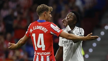 Atlético y Real Madrid igualan en un derbi manchado por la lluvia de objetos Atlético y Real Madrid igualan en un derbi manchado por la lluvia de objetos