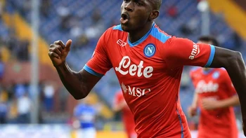 El Nápoles vuelve a golear y recupera el liderato en el campeonato italiano El Nápoles vuelve a golear y recupera el liderato en el campeonato italiano