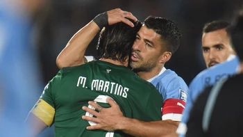 Marcelo Martins rinde homenaje a Luis Suárez en su despedida de la selección uruguaya Marcelo Martins rinde homenaje a Luis Suárez en su despedida de la selección uruguaya