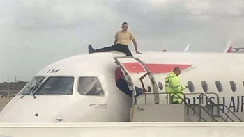 Seis meses de cárcel para exatleta paralímpico que bloqueó un avión en el Reino Unido Seis meses de cárcel para exatleta paralímpico que bloqueó un avión en el Reino Unido