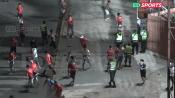 Barras de Guabirá y Oriente Petrolero protagonizaron disturbios en Montero (video) Barras de Guabirá y Oriente Petrolero protagonizaron disturbios en Montero (video)