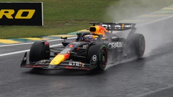 Verstappen da un golpe de autoridad al ganar el lluvioso y loco GP de Sao Paulo Verstappen da un golpe de autoridad al ganar el lluvioso y loco GP de Sao Paulo