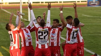 Independiente quedó a punto del líder con la goleada a Aurora (3-0) en Sucre Independiente quedó a punto del líder con la goleada a Aurora (3-0) en Sucre