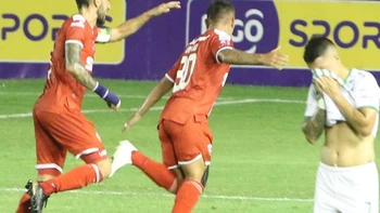 Oriente Petrolero sucumbe ante un agerrido Royal Pari (2-4) Oriente Petrolero sucumbe ante un agerrido Royal Pari (2-4)