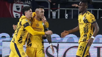El Inter goleó (0-3) de visitante al Cagliari y pelea arriba El Inter goleó (0-3) de visitante al Cagliari y pelea arriba