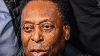 Pelé deja la sala de terapia intensiva tras operación de colon Pelé deja la sala de terapia intensiva tras operación de colon