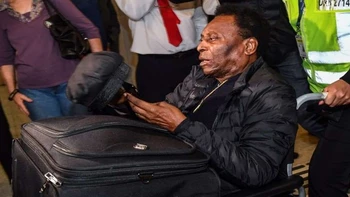 Pelé recibe alta hospitalaria y seguirá tratamiento de quimioterapia Pelé recibe alta hospitalaria y seguirá tratamiento de quimioterapia