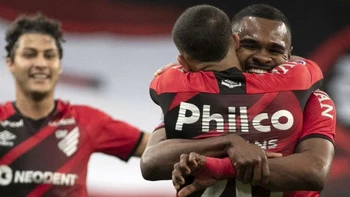 Paranaense venció a Peñarol y chocará con Bragantino en la final de la Copa Sudamericana Paranaense venció a Peñarol y chocará con Bragantino en la final de la Copa Sudamericana