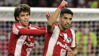 El Atlético de Madrid se aprovecha (2-0) de un Barcelona en crisis El Atlético de Madrid se aprovecha (2-0) de un Barcelona en crisis