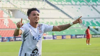 Edarlyn Reyes, el goleador que antes de llegar a Real Santa Cruz trabajó de albañil en EEUU Edarlyn Reyes, el goleador que antes de llegar a Real Santa Cruz trabajó de albañil en EEUU