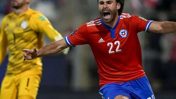 Chile toma oxigeno con su victoria sobre Paraguay (2-0) Chile toma oxigeno con su victoria sobre Paraguay (2-0)