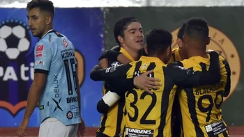 The Strongest se consolida en el liderato tras superar a Aurora por 3-0 The Strongest se consolida en el liderato tras superar a Aurora por 3-0