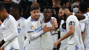 El Real Madrid es más líder en España ganando al Sevilla por 2-1 El Real Madrid es más líder en España ganando al Sevilla por 2-1