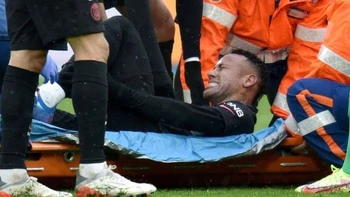 Neymar, con esguince de tobillo, será baja entre seis y ocho semanas Neymar, con esguince de tobillo, será baja entre seis y ocho semanas