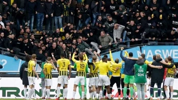 Tribuna de un estadio en Países Bajos se desploma sin causar heridos Tribuna de un estadio en Países Bajos se desploma sin causar heridos