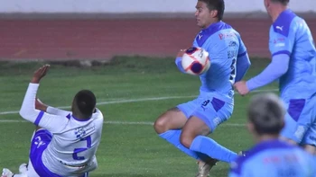 Bolívar se encargó de mandar al descenso a San José (4-1) Bolívar se encargó de mandar al descenso a San José (4-1)