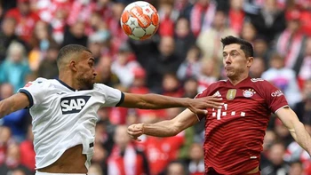 Bayern golea y sigue líder pese a ausencia de su entrenador Bayern golea y sigue líder pese a ausencia de su entrenador