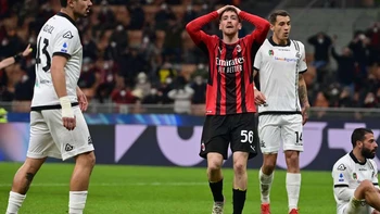 Milan se deja sorprender por La Spezia y ve acercarse al Nápoles Milan se deja sorprender por La Spezia y ve acercarse al Nápoles