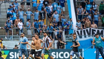 Internacional ganó por 1-0 a Gremio y acerca su eterno rival a la Serie B brasileña Internacional ganó por 1-0 a Gremio y acerca su eterno rival a la Serie B brasileña