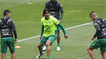 Perú y Bolivia buscan sumar con urgencia este jueves para seguir soñando con la clasificación Perú y Bolivia buscan sumar con urgencia este jueves para seguir soñando con la clasificación