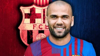 Dani Alves pasa con éxito el reconocimiento médico en el Barcelona Dani Alves pasa con éxito el reconocimiento médico en el Barcelona