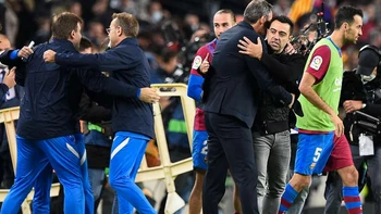 Xavi se estrena en el Barcelona con un sufrido triunfo ante el Espanyol Xavi se estrena en el Barcelona con un sufrido triunfo ante el Espanyol