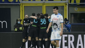 Inter Milán inflige la primera derrota de la temporada al líder Nápoles Inter Milán inflige la primera derrota de la temporada al líder Nápoles