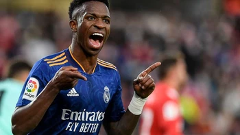 El Real Madrid se divierte en Granada y es el nuevo líder del campeonato español El Real Madrid se divierte en Granada y es el nuevo líder del campeonato español