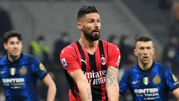 Un doblete de Giroud decide para el AC Milan el derbi ante el Inter Un doblete de Giroud decide para el AC Milan el derbi ante el Inter