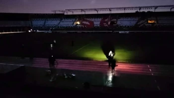 Blooming-Bolívar no se pudo jugar por falta de energía eléctrica en el Tahuichi Blooming-Bolívar no se pudo jugar por falta de energía eléctrica en el Tahuichi