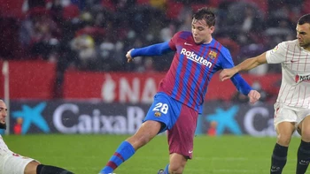Un Sevilla sobrevive al Barcelona y salva un punto Un Sevilla sobrevive al Barcelona y salva un punto