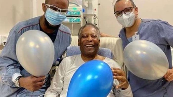 Pelé recibe el alta médica tras al menos dos semanas hospitalizado Pelé recibe el alta médica tras al menos dos semanas hospitalizado