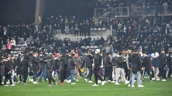 Paris FC y Lyon sancionados y eliminados de la Copa de Francia tras incidentes con sus hinchas Paris FC y Lyon sancionados y eliminados de la Copa de Francia tras incidentes con sus hinchas