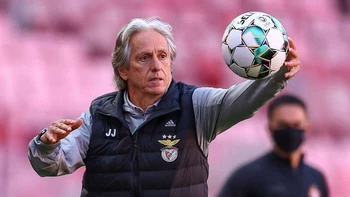 Escándalo en el Benfica por amotinamiento de jugadores y renuncia del DT Escándalo en el Benfica por amotinamiento de jugadores y renuncia del DT