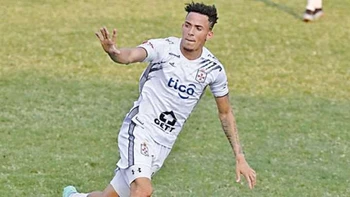 Real Santa Cruz dice que Edarlyn Reyes tiene contrato vigente y el dominicano responde que terminó su vínculo Real Santa Cruz dice que Edarlyn Reyes tiene contrato vigente y el dominicano responde que terminó su vínculo