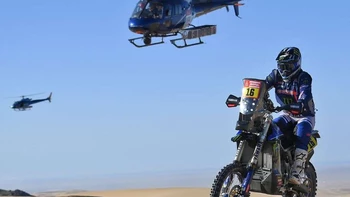 Al Attiyah y Sanders ganan prólogo del Dakar, un piloto herido en explosión Al Attiyah y Sanders ganan prólogo del Dakar, un piloto herido en explosión