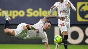 Ocampos vuelve a meter al Sevilla en la pelea por el título del campeonato español Ocampos vuelve a meter al Sevilla en la pelea por el título del campeonato español