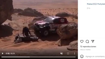 Video de la embestida de Giniel De Villiers al motociclista chileno César Zumarán Video de la embestida de Giniel De Villiers al motociclista chileno César Zumarán