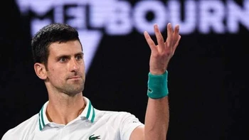 Djokovic consigue aplazar su expulsión de Australia Djokovic consigue aplazar su expulsión de Australia