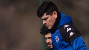 Carlos Lampe fue titular en Vélez Sarsfield en el primer partido amistoso de pretemporada Carlos Lampe fue titular en Vélez Sarsfield en el primer partido amistoso de pretemporada
