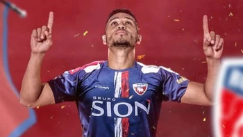 Rolando Blackburn llega hecho un ‘toro’ a la pretemporada de Royal Pari (video) Rolando Blackburn llega hecho un ‘toro’ a la pretemporada de Royal Pari (video)