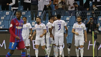 Real Madrid derrotó 3-2 al Barcelona en la prórroga y pasa a final de la Supercopa de España Real Madrid derrotó 3-2 al Barcelona en la prórroga y pasa a final de la Supercopa de España