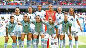Maradona mandó emotivo mensaje al seleccionado femenino de Argentina Maradona mandó emotivo mensaje al seleccionado femenino de Argentina
