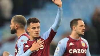 Coutinho, en su debut, salvó al Aston Villa de la caída ante Manchester United Coutinho, en su debut, salvó al Aston Villa de la caída ante Manchester United