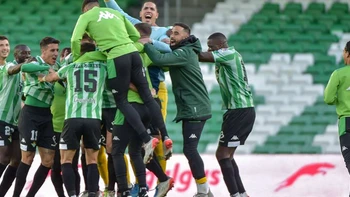 El Betis elimina al Sevilla en la Copa del Rey tras el derbi suspendido el sábado El Betis elimina al Sevilla en la Copa del Rey tras el derbi suspendido el sábado