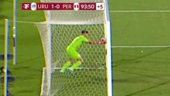 Final polémico en el Centenario por un gol que el árbitro no convalidó y que Perú reclama Final polémico en el Centenario por un gol que el árbitro no convalidó y que Perú reclama