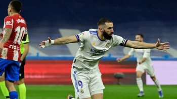 Real Madrid gana el derbi al Atlético y sigue intratable en el fútbol español Real Madrid gana el derbi al Atlético y sigue intratable en el fútbol español